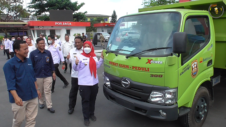 Walikota Eva Dwiana menerima langsung bantuan dari PT. Bukit Asam || Foto: 5W1HINDONESIA.ID