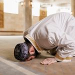 Cara Khusyu dalam Sholat, Yuk Terapkan Agar Bisa Fokus!