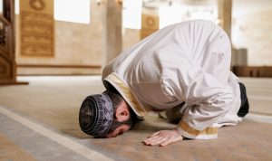 Cara Khusyu dalam Sholat, Yuk Terapkan Agar Bisa Fokus!