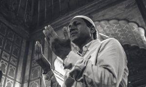 Wajib Diamalkan, Begini Bacaan Doa Selesai Sholat