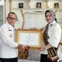 Bunda PAUD Provinsi Lampung Riana Sari Arinal menerima Piagam Penghargaan Apresiasi Bunda PAUD Tingkat Nasional Tahun 2021 dari Mendikbudristek RI || Foto: Adpim Pemprov Lampung