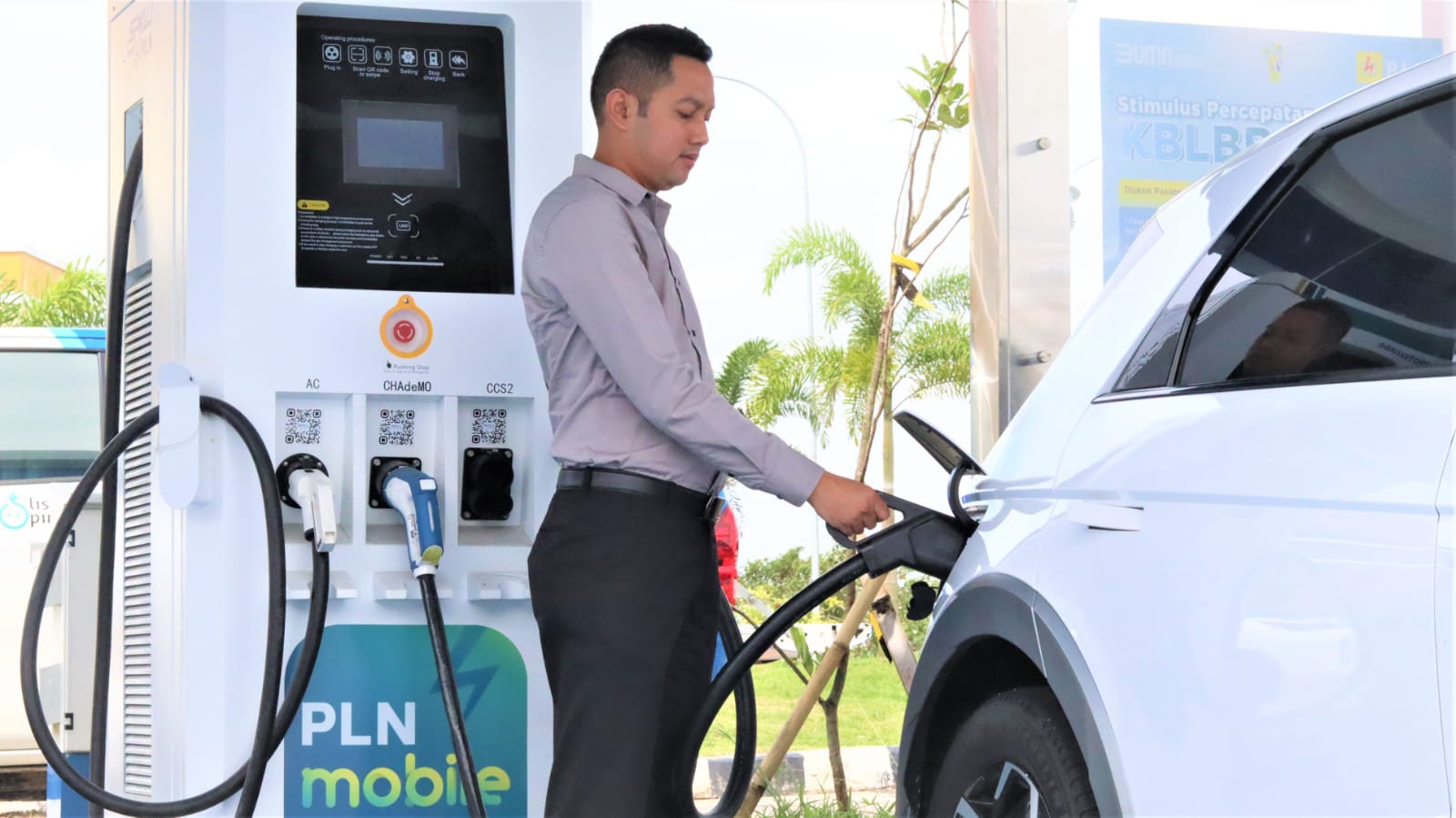 PLN UID Lampung menyiagakan lima titik SPKLU guna memberikan kenyamanan para pemudik yang menggunakan kendaraan listrik || Foto: PLN UID Lampung