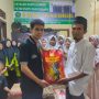 Pengurus SMSI Kota Bandar Lampung Syahrudin dan Jhon menyerahkan santunan ke Yayasan Panti Asuhan Yatim Piatu dan Dhuafa Al Amanah Ismainar Nurhaida || Foto: Dok. SMSI Bandar Lampung