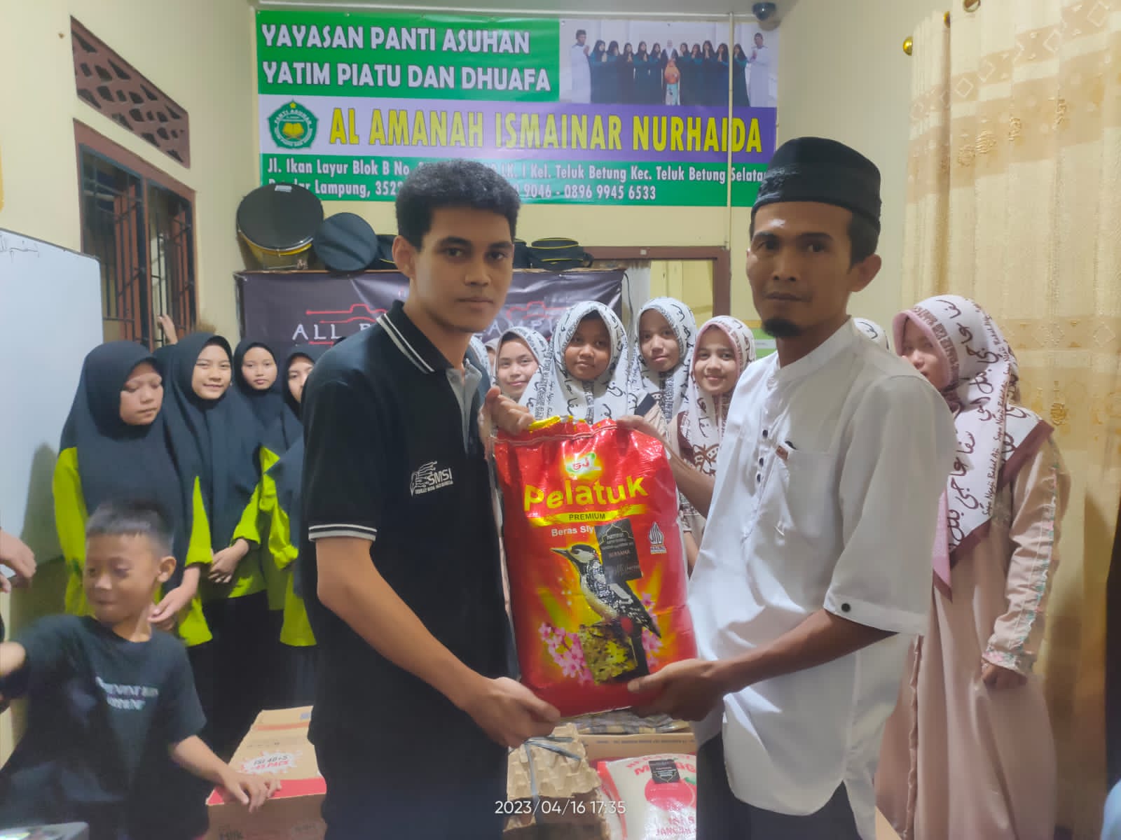 Pengurus SMSI Kota Bandar Lampung Syahrudin dan Jhon menyerahkan santunan ke Yayasan Panti Asuhan Yatim Piatu dan Dhuafa Al Amanah Ismainar Nurhaida || Foto: Dok. SMSI Bandar Lampung