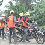 Hambatan kerap ditemui oleh tim PLN ketika melaksanakan pembangunan kelistrikan di wilayah-wilayah terpencil || Foto: PLN UID Lampung