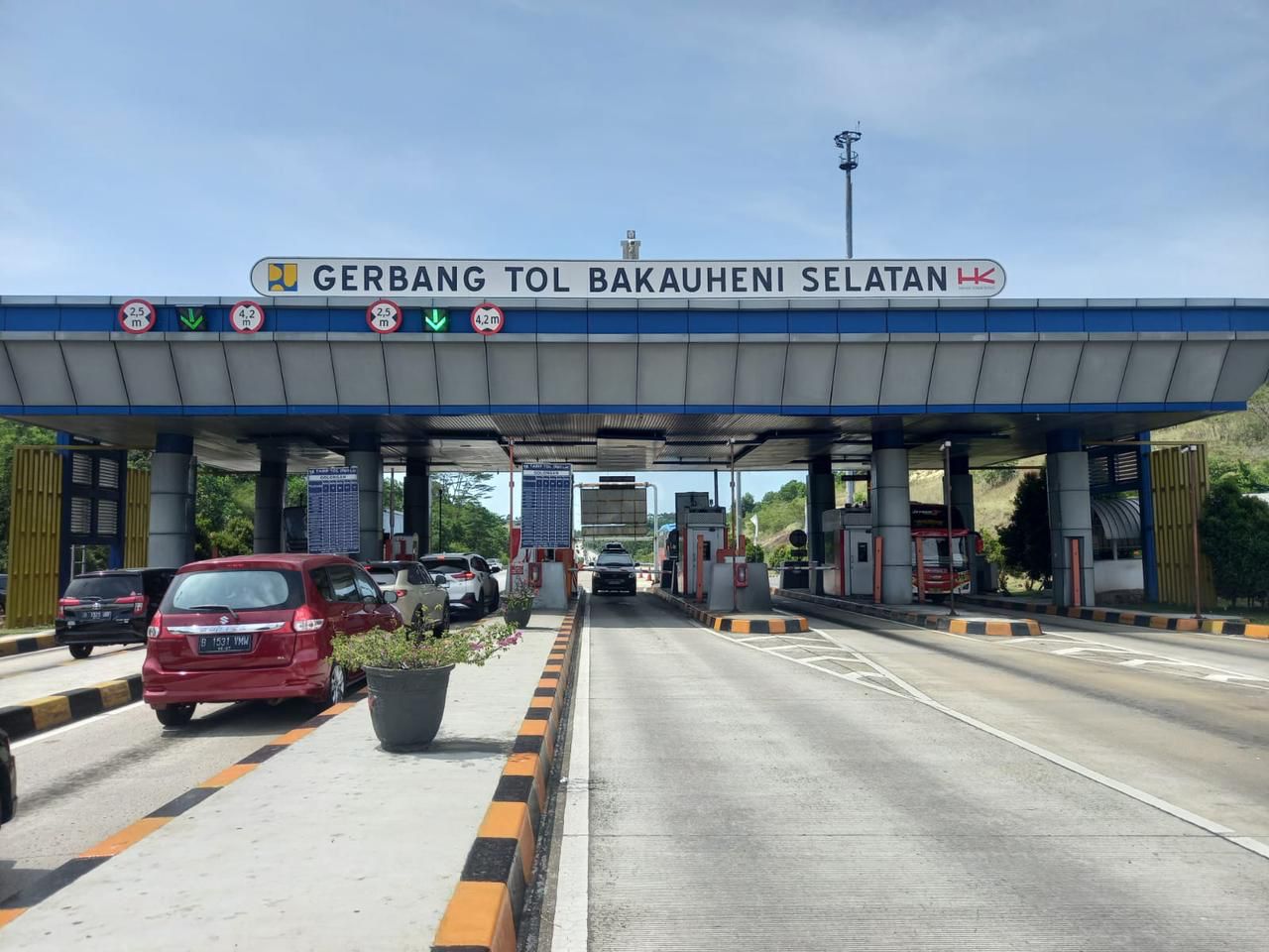 Suasana arus kendaraan di Gerbang Tol (GT) Bakauheni Selatan || Foto: Dok. Hutama Karya
