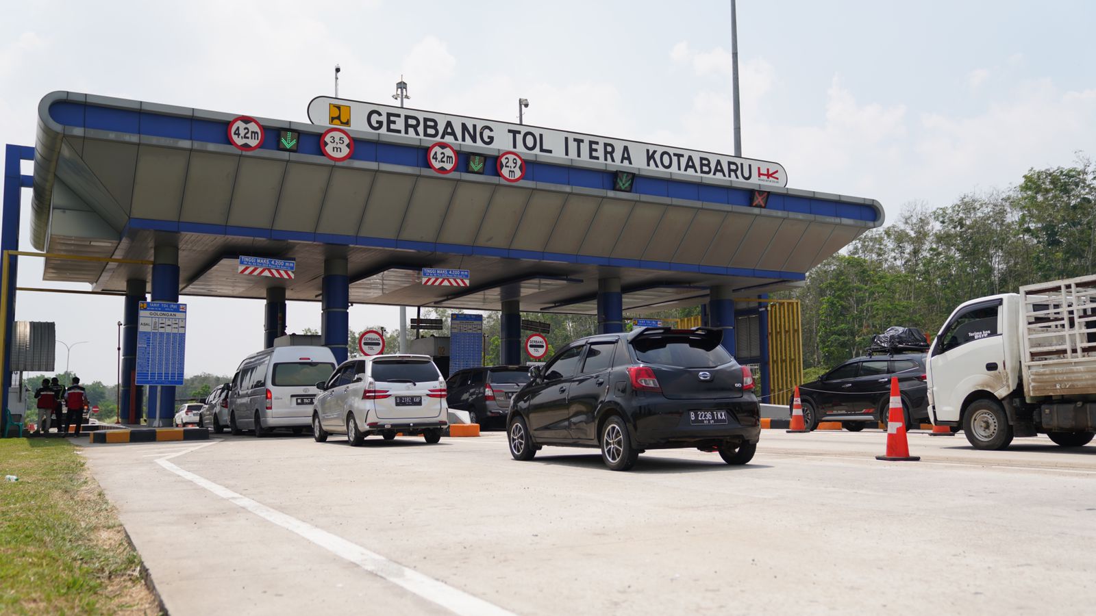 Kendaraan mudik asal pulau Jawa mulai ramai memasuki Gerbang Tol Itera Kota Baru || Foto: Dok. Hutama Karya