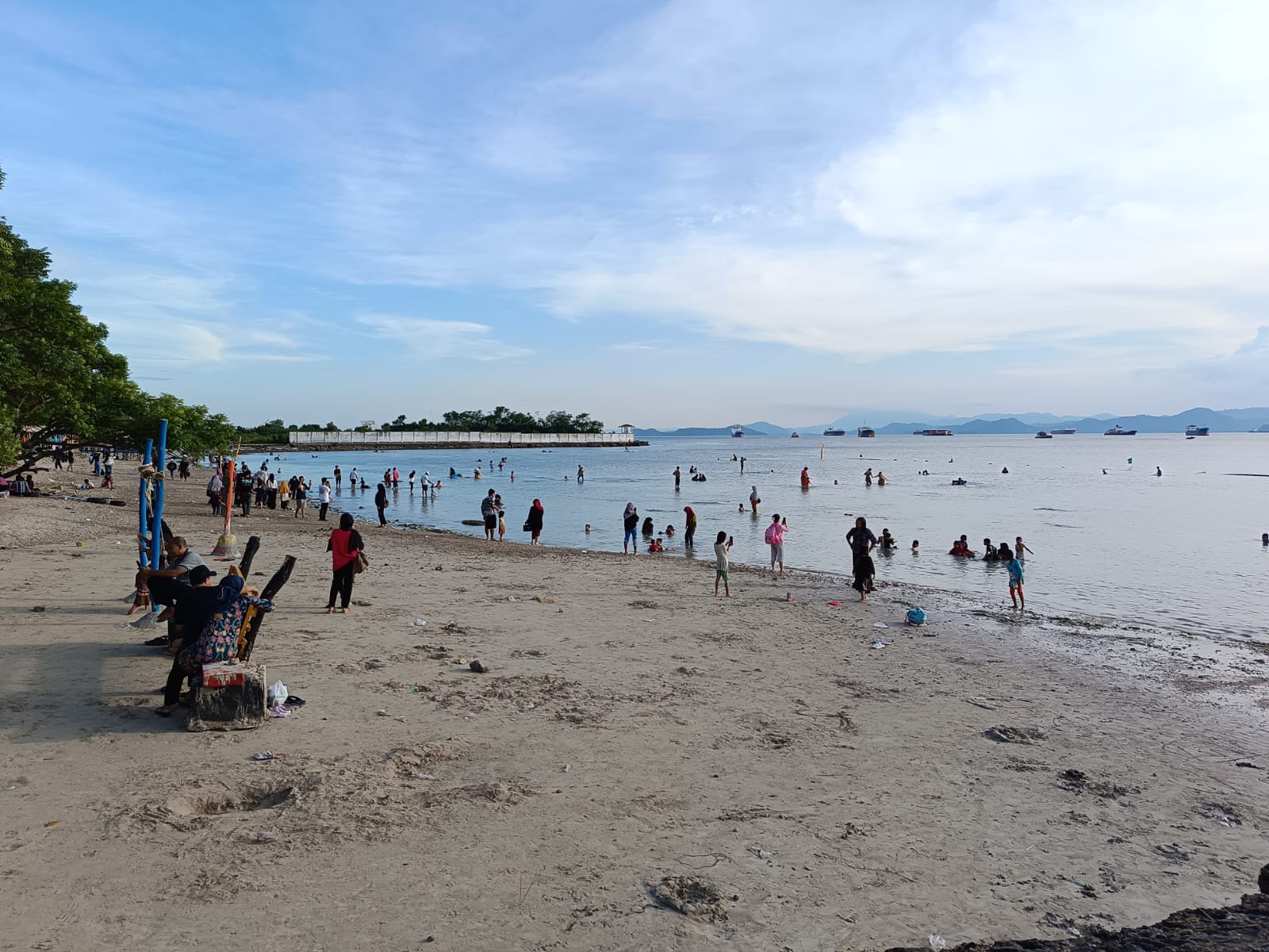 Wisata Pantai TISKA ramai dikunjungi oleh masyarakat dalam dan luar kota || Foto: 5W1HINDONESIA.ID