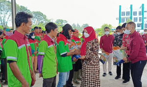 Pemkot Bandar Lampung Bagikan 722 Kantung Beras Untuk Tenaga Kebersihan
