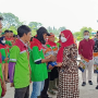 Eva Dwiana Bagikan Beras Untuk Tenaga Kebersihan dari Dinas Lingkungan Hidup || Foto: 5W1HINDONESIA.ID