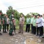 Gubernur Lampung Arinal Djunaidi meninjau langsung kondisi jalan rusak di daerah Rumbia Kabupaten Lampung Tengah || Foto: Adpim Pemprov Lampung
