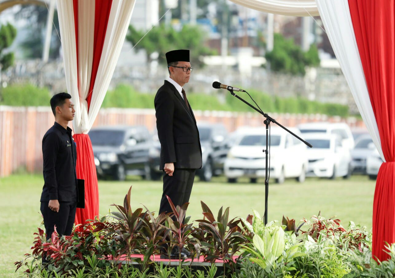 Sekdaprov Lampung Fahrizal Darminto membacakan sambutan Menteri Pendidikan, Kebudayan, Riset, dan Teknologi Nadiem Anwar Makarim pada acara peringatan Hari Pendidikan Nasional || Foto: Adpim Pemprov Lampung