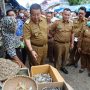 Gubernur Lampung Arinal Djunaidi meninjau Pasar Natar dalam rangka memastikan ketersediaan dan kestabilan harga bahan pokok di Provinsi Lampung usai Hari Raya Idul Fitri 1444 H || Foto: Adpim Pemprov Lampung