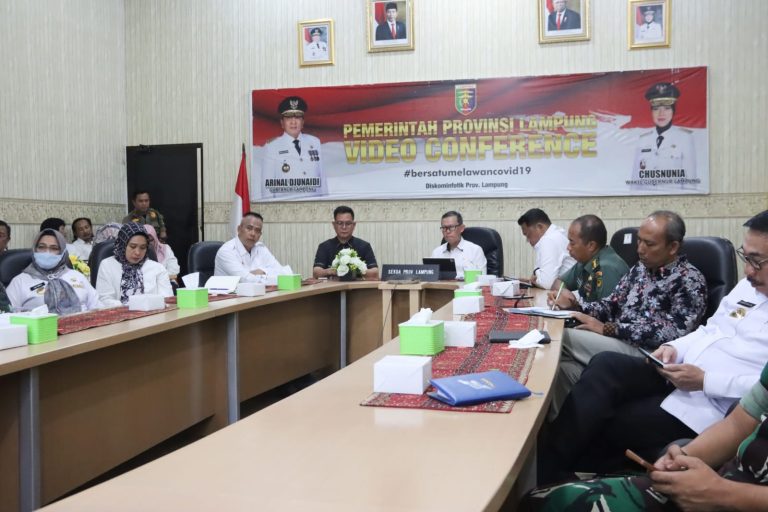 Sekretaris Daerah Provinsi Lampung, Fahrizal Darminto, mengikuti Rapat Pengendalian Inflasi Daerah secara daring || Foto: Diskominfotik Provinsi Lampung