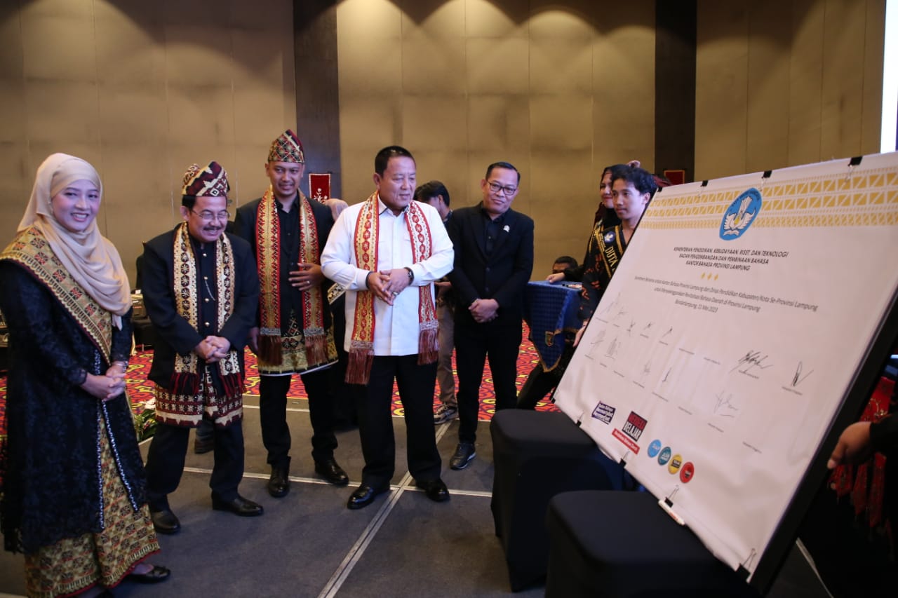 Penandatangan Komitmen Bersama (MoU) untuk menyelenggarakan revitalisasi bahasa daerah di Provinsi Lampung || Foto: Adpim Pemprov Lampung