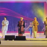 Ketua Dekranasda Provinsi Lampung, Riana Sari Arinal, mendapat kehormatan mengikuti fashion show mengenakan wastra Lampung (tapis) || Foto: Dinas Kominfotik Provinsi Lampung