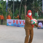 Walikota Eva Dwiana melakukan pukulan bola Voli pertama pada pembukaan kejuaraan voli Walikota CUP antar Pelajar || Foto: 5W1HINDONESIA.ID