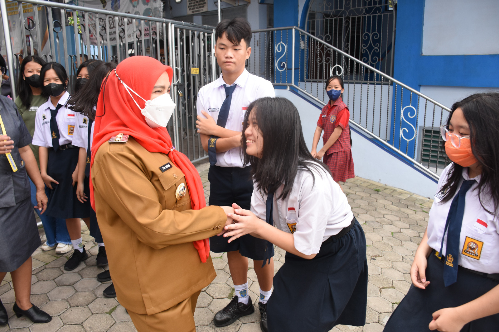 Walikota Eva Dwiana mengunjungi sekolah tingkat SMP pada Hardiknas 2023 || Foto: Dokumentasi Humas Pemkot Bandar Lampung || 5W1HINDONESIA.ID
