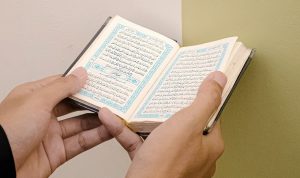 5 Manfaat Membaca Surat Al Mulk, Yuk Amalkan Sebelum Tidur!