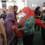 Eva Dwiana memberikan perbekalan sekaligus melepas Jamaah Calon Haji asal Bandar Lampung || Foto: 5W1HINDOENSIA.ID