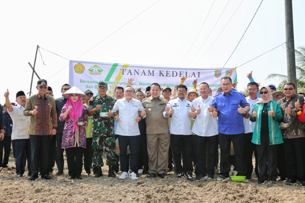 Suasana acara Gerakan Tanam Kedelai di Pekon Banjarmasin, Kecamatan Bulok, Kabupaten Tanggamus || Foto: Adpim Pemprov Lampung