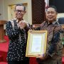 Sekdaprov Lampung Fahrizal Darminto melepas Staf Ahli Gubernur bidang Pemerintahan, Hukum dan Politik Syaiful Darmawan yang telah memasuki masa Purna Tugas || Foto: Adpim Pemprov Lampung