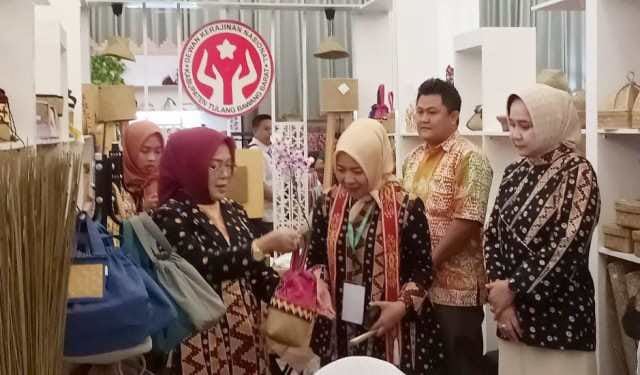 Istri Mendes PDTT Dra. Lilik Umi Nasriyah Abdul Halim, melakukan kunjungan ke Lampung Craft 2023