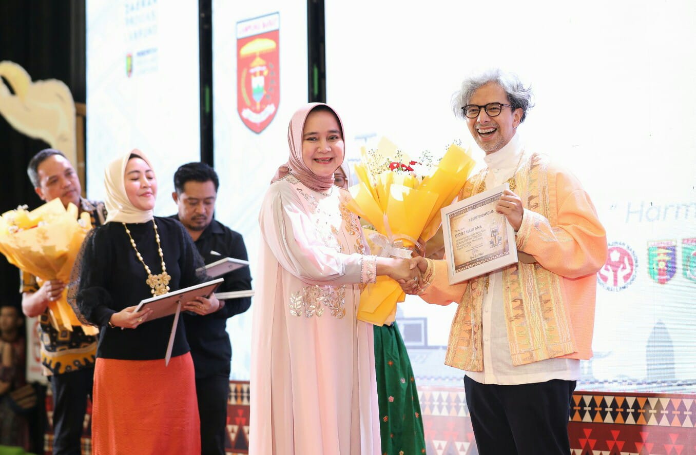 Ketua DekranasdaProvinsi Lampung Riana Sari Arinal menggandeng perancang busana nasional Didiet Maulana memeriahkan Gelaran Lampung Craft 2023 || Foto: Adpim Pemprov Lampung