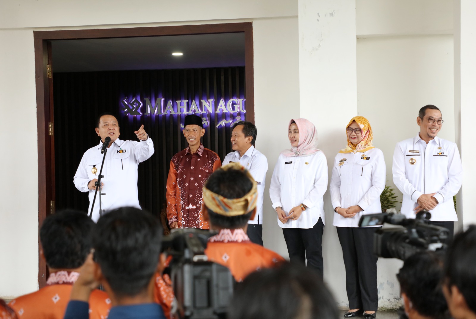 Gubernur Lampung Arinal Djunaidi melepas Kontingen KTNA Lampung untuk mengikuti kegiatan Pekan Nasional (Penas) Petani Nelayan XVI Tahun 2023 di Padang || Foto: Adpim Pemprov Lampung