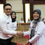 Wagub Lampung Chusnunia Chalim menyerahkan Surat Keputusan (SK) Gubernur Lampung tentang Pengangkatan PPPK Jabatan Fungsional Kesehatan di Lingkungan Pemerintah Provinsi Lampung Formasi Tahun 2022 || Foto: Adpim Pemprov Lampung