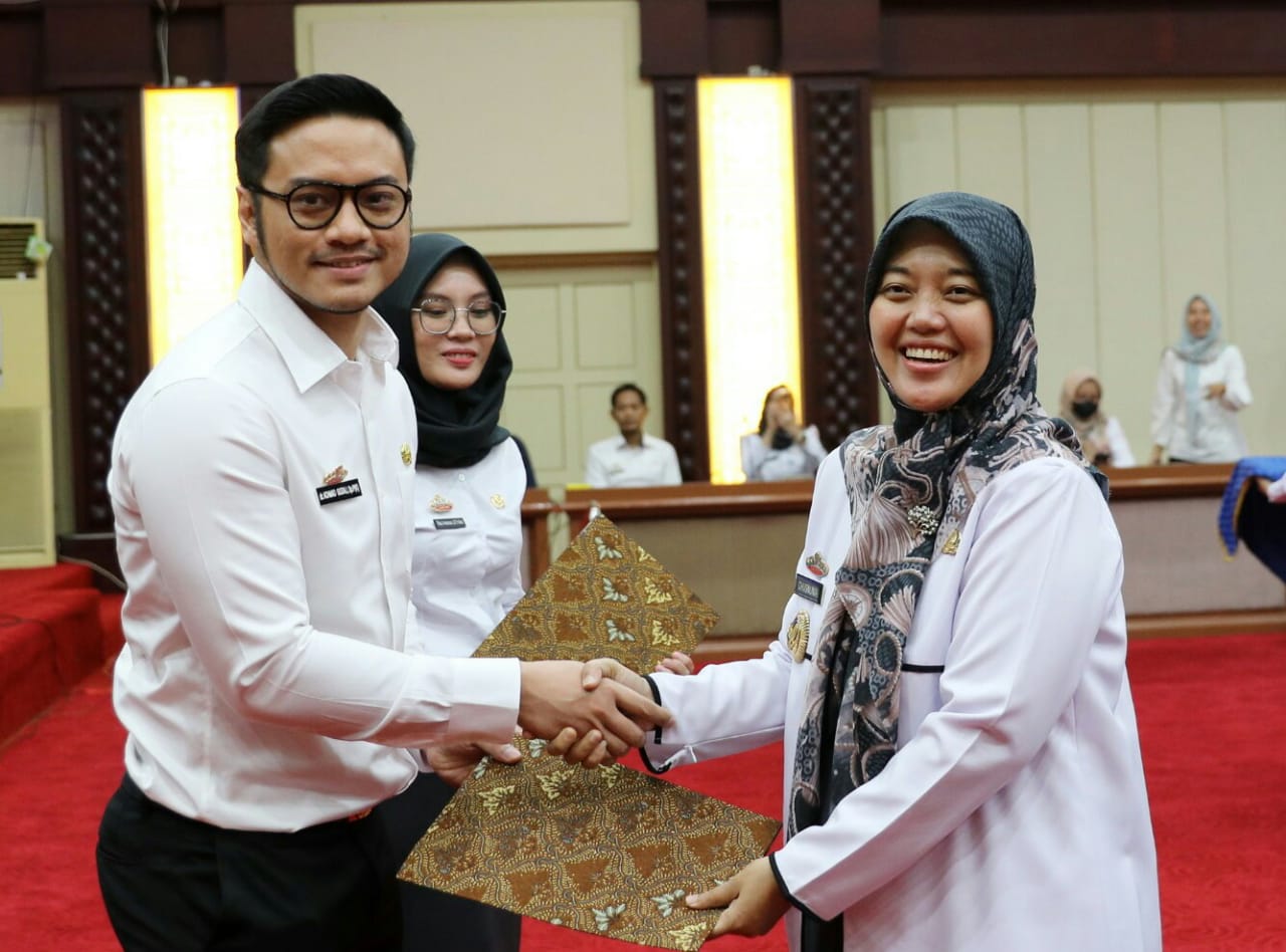 Wagub Lampung Chusnunia Chalim menyerahkan Surat Keputusan (SK) Gubernur Lampung tentang Pengangkatan PPPK Jabatan Fungsional Kesehatan di Lingkungan Pemerintah Provinsi Lampung Formasi Tahun 2022 || Foto: Adpim Pemprov Lampung