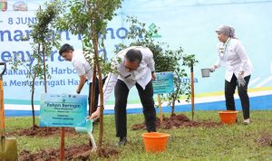 Pemprov Lampung Lakukan Penanaman dan Penyerahan Bibit Pohon di Kawasan Wisata Krakatau Park