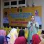 Ketua Umum LKKS Provinsi Lampung Riana Sari Arinal menyerahkan bantuan 200 paket sembako kepada masyarakat Desa Jati Mulyo, Kecamatan Jati Agung, Lampung Selatan || Foto: Adpim Pemprov Lampung