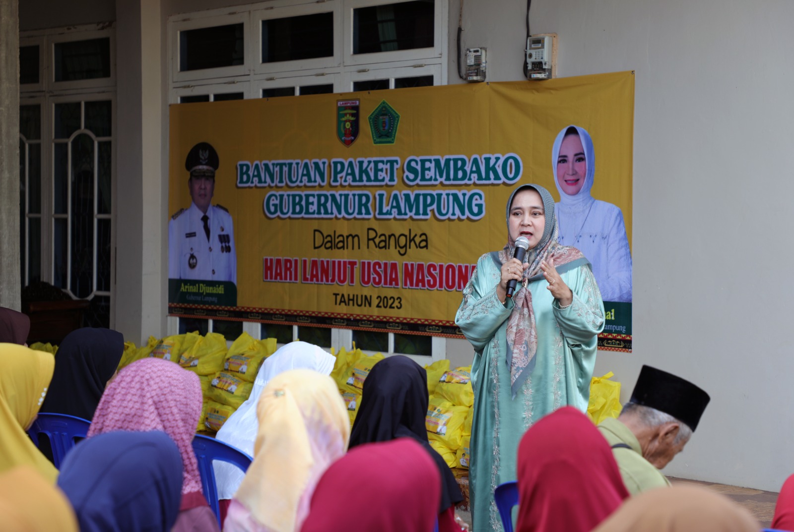 Ketua Umum LKKS Provinsi Lampung Riana Sari Arinal menyerahkan bantuan 200 paket sembako kepada masyarakat Desa Jati Mulyo, Kecamatan Jati Agung, Lampung Selatan || Foto: Adpim Pemprov Lampung