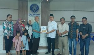 DPC Peradi Bandar Lampung Serahkan Santunan Keluarga Angggota yang Meninggal Dunia