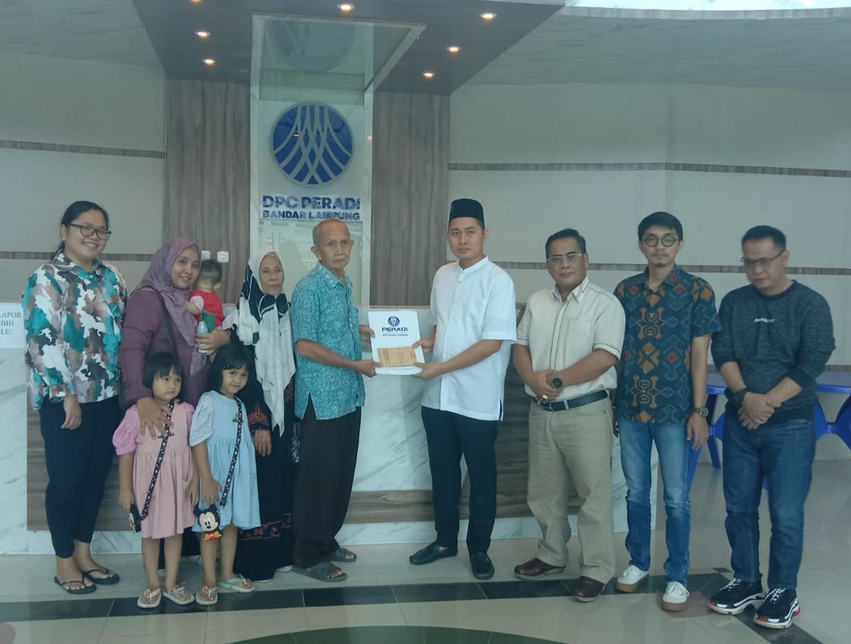 DPC Peradi Bandar Lampung memberikan santunan kepada keluarga anggota DPC yang meninggal dunia || Foto: Istimewa