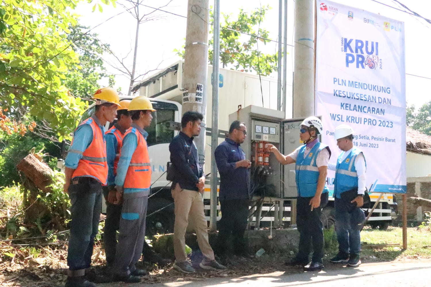GM PLN UID Lampung, Saleh Siswanto memberikan arahan kepada petugas di lokasi WSL Krui Pro 2023 || Foto: PLN UID Lampung