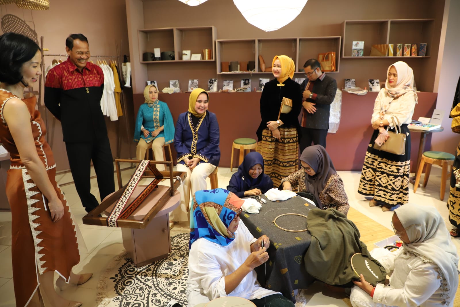 Ketua Dekranasda Provinsi Lampung, Riana Sari Arinal, menghadiri Mini exhibition dan meet the artisan, serta Live show tapis di Sarasvati Concept Store, Padma Resort Legian || Foto: Istimewa
