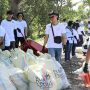 PLN UID Lampung menggandeng mahasiswa pecinta alam Universitas Darmajaya yang tergabung dalam komunitas ARTALA menggelar aksi bersih-bersih pantai || Foto: PLN UID Lampung