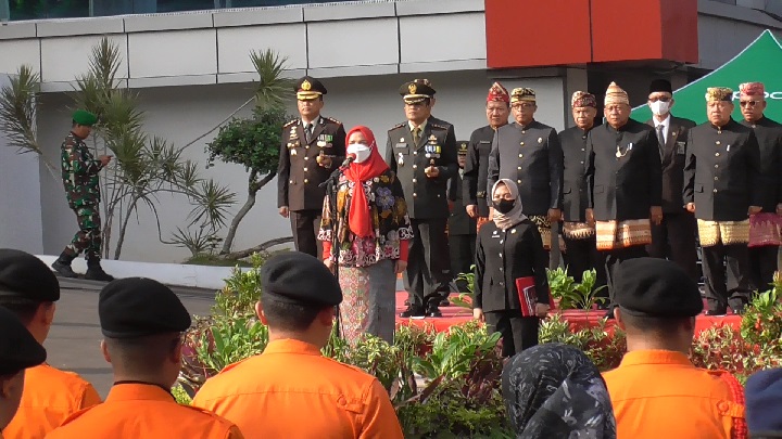 Walikota Eva Dwiana menjadi pembina upacara pada hari lahir Pancasila || Foto: 5W1HINDONESIA.ID