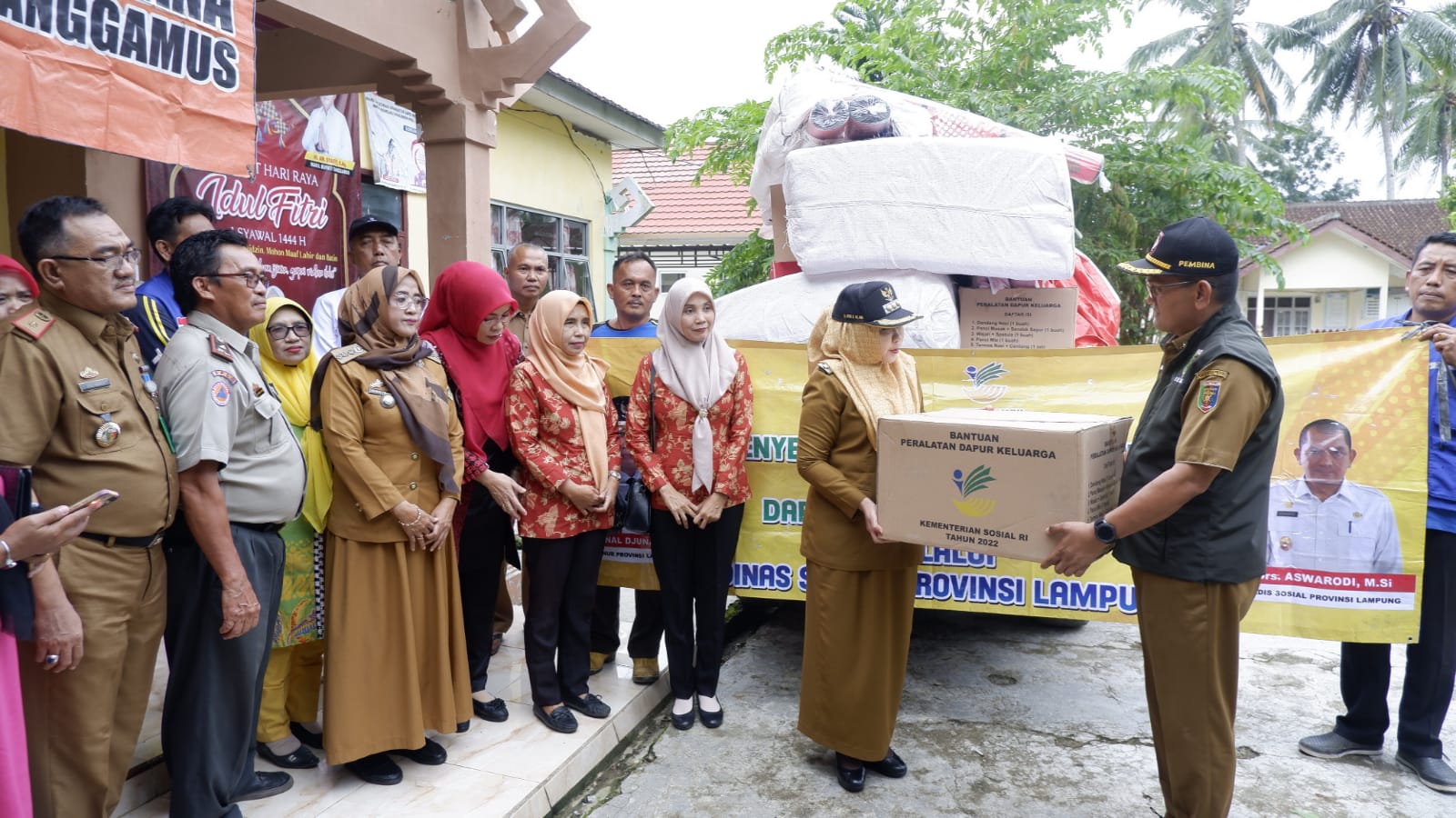 Dinas Sosial (Dinsos) Provinsi Lampung menyerahkan bantuan untuk korban bencana banjir bandang di Kabupaten Tanggamus || Foto: Istimewa
