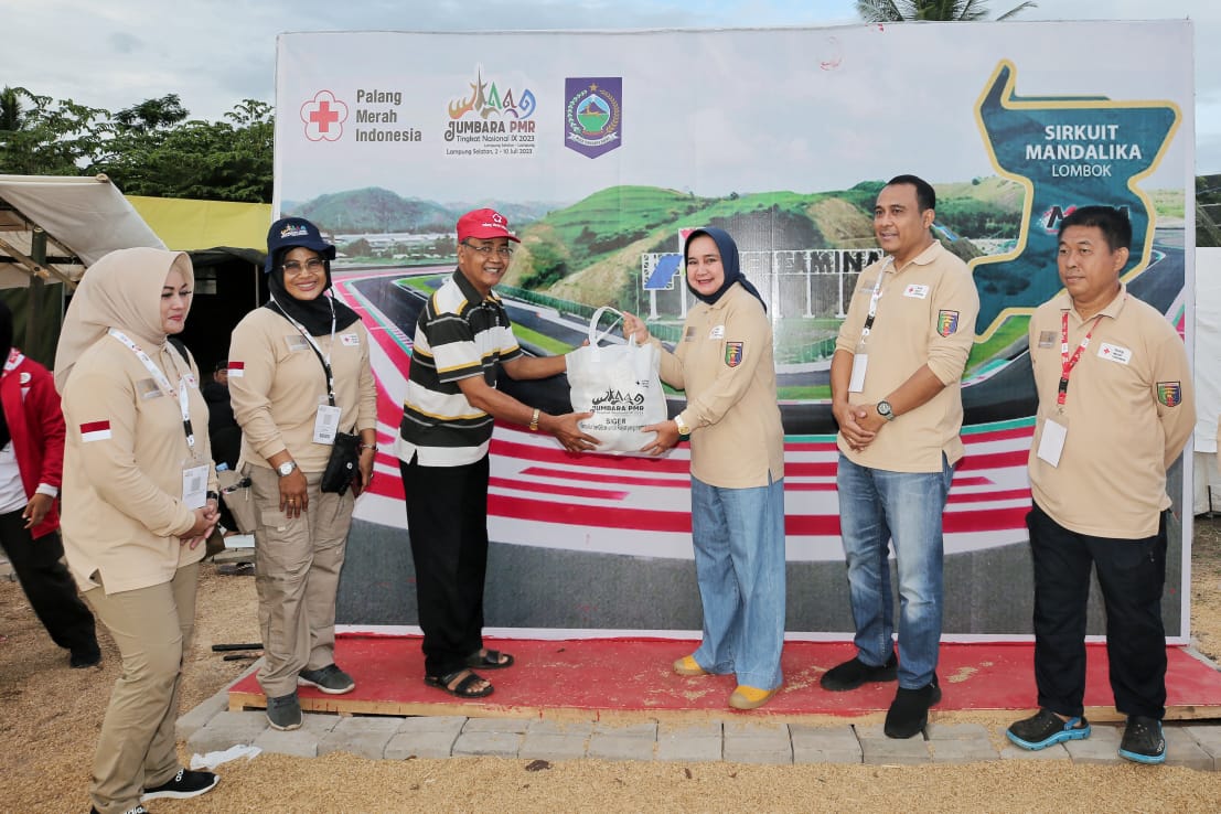 Ketua PMI Provinsi Lampung Riana Sari Arinal berbagi suvenir dan paket sembako Program Siger kepada Para Peserta Jumbara Palang Merah Remaja Tingkat Nasional IX Tahun 2023 || Foto: Adpim Pemprov Lampung