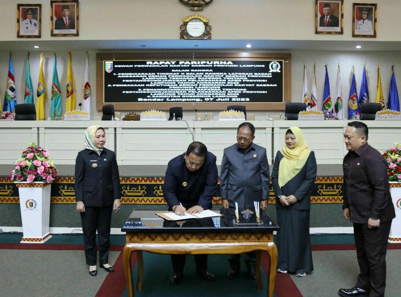 Gubernur Lampung Arinal Djunaidi menandatangani Raperda tentang Pertanggungjawaban Pelaksanaan APBD Provinsi Lampung Tahun Anggaran 2022, dalam Sidang Paripurnakan || Foto: Adpim Pemprov Lampung