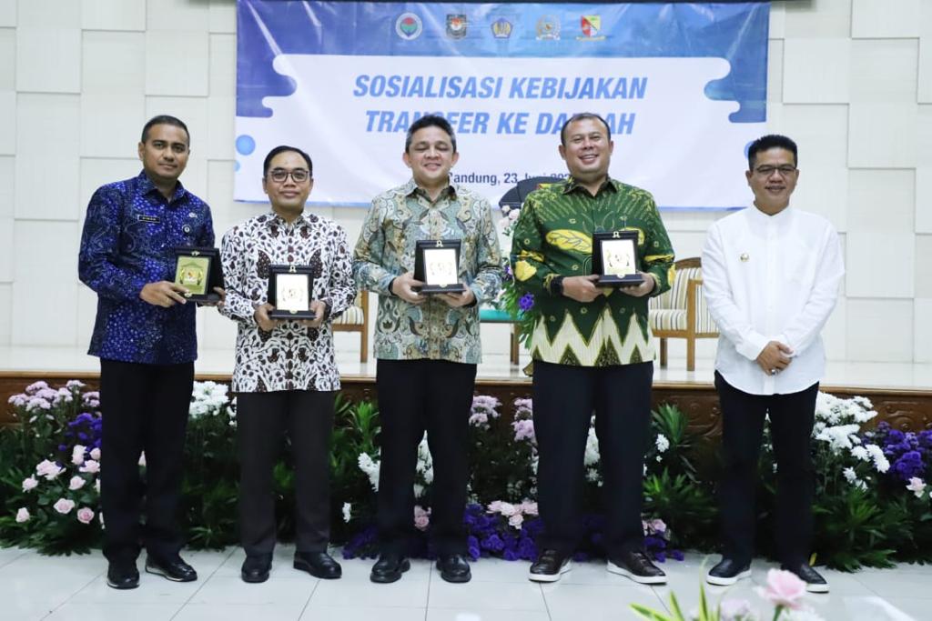 Tim Kemendagri, DPR RI, Kemenkeu dan Kemendes PDTT melakukan monitoring dan evaluasi (monev) realisasi APBD dan menggelar kegiatan sosialiasi Kebijakan Transfer ke Daerah (TKD) di Kabupaten Bandung Barat || Foto: Ditjen Bina Keuangan Daerah