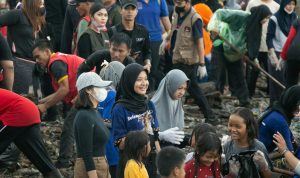 Bareng Masyarakat, KNPI Lampung dan RPL Turut Bersih-bersih Pantai Sukaraja