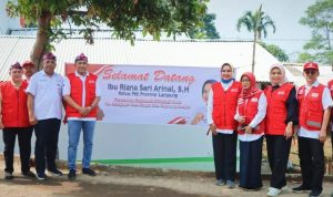 Ketua PMI Provinsi Lampung Serahkan Bantuan Kepada Warga Masyarakat Korban Bencana Alam Kampung Dadap Jajar