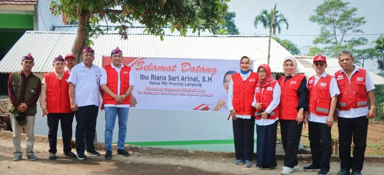 Ketua PMI Provinsi Lampung Riana Sari Arinal memberikan bantuan kepada masyarakat Kampung Dadap Jajar yang terdampak musibah gempa dan tanah longsor pada bulan November 2022 lalu || Foto: Dinas Kominfotik Provinsi Lampung