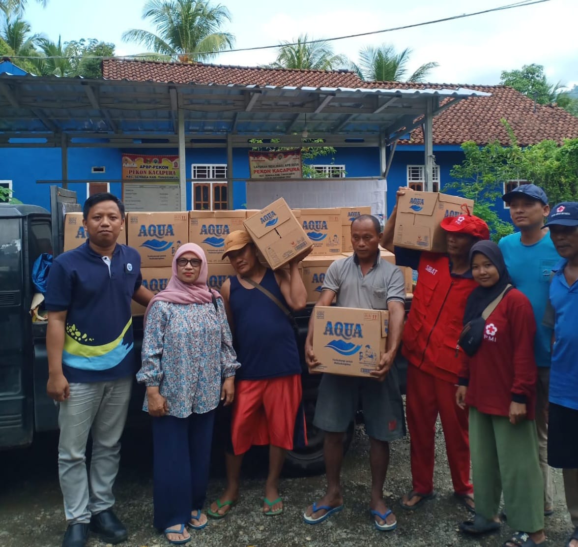 AQUA melalui pabrik Tanggamus menyalurkan bantuan air mineral kepada korban banjir di Kabupaten Tanggamus melalui dana CSR || Foto: Istimewa