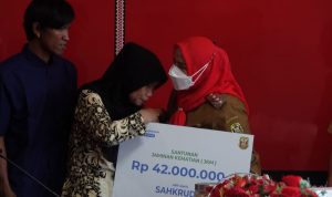 Walikota Bandar Lampung Serahkan Asuransi Kematian Rp 42 Juta Kepada Ahli Waris