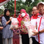 Walikota Eva Dwiana Bersama Perhimpunan INTI Bagikan 3,5 Ton Beras di Kecamatan Bumi Waras